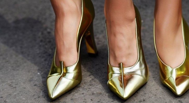 What Colour Nail Polish Goes with Gold Shoes?
